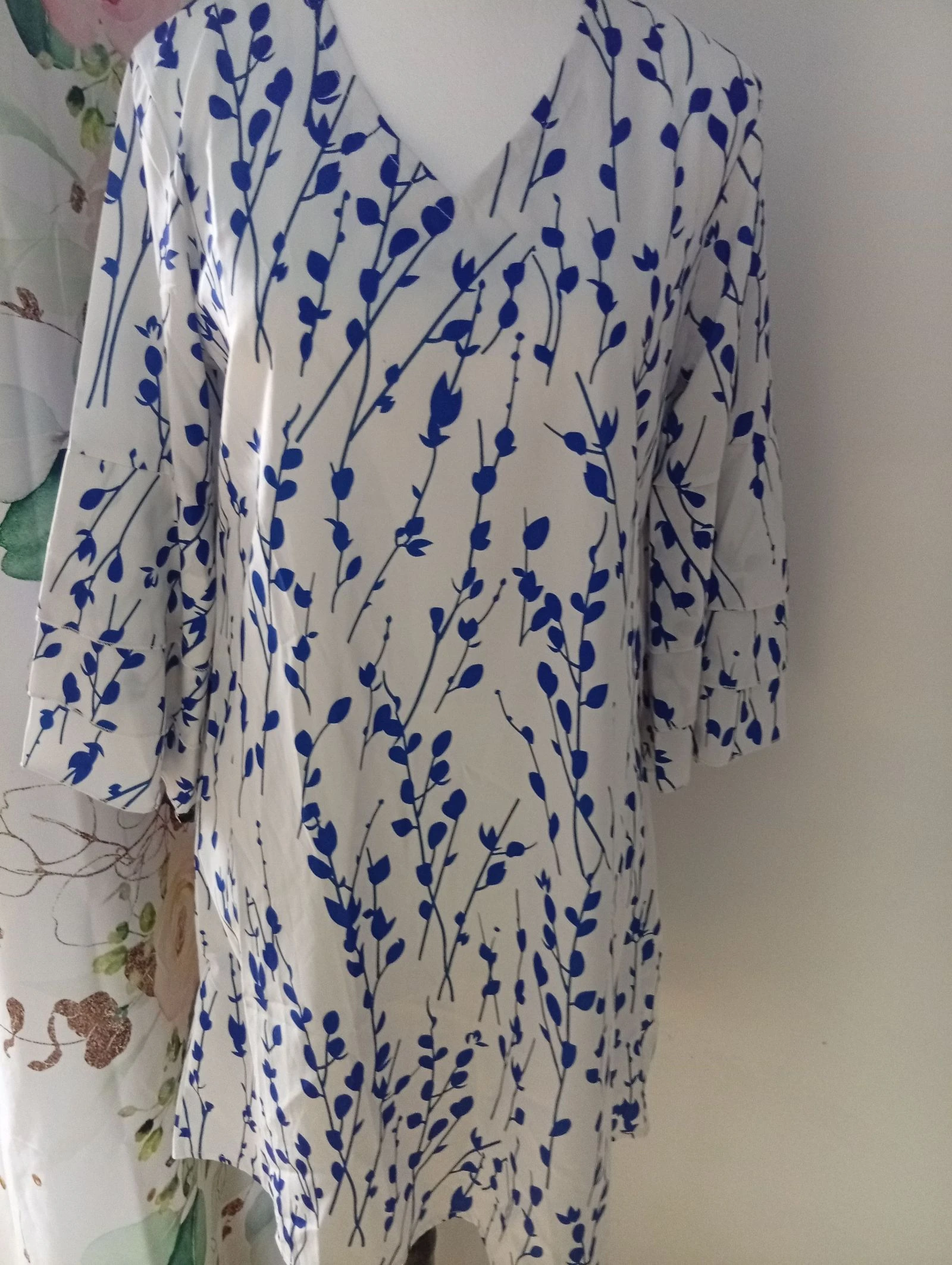 Vestido corte recto ligero con motivos vegetales mangas adornadas con volantes – photo 2